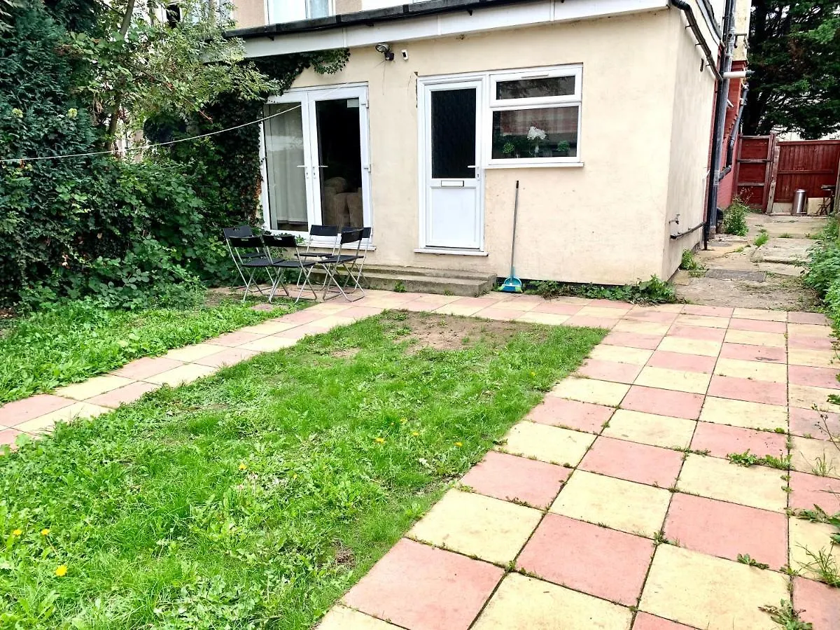 4 Bedrooms, 3 Baths, Full Kitchen And Lounge, Garden, Free Parking London